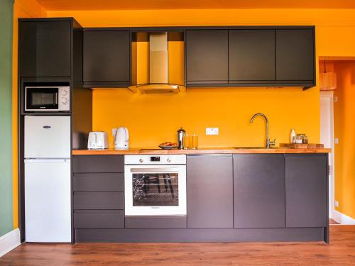 Η κουζίνα ή μικρή κουζίνα στο Holst Apartment
