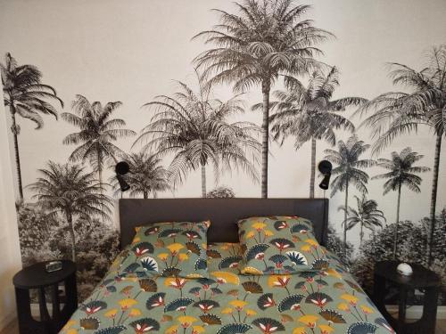 サン・シプリアンにあるRESIDENCE DE LA MER - Appartement 2 chambres très spacieux A 2 pas du Port et de la Plage - Clim - parkingのベッドルーム1室(ヤシの木の壁にベッド1台付)