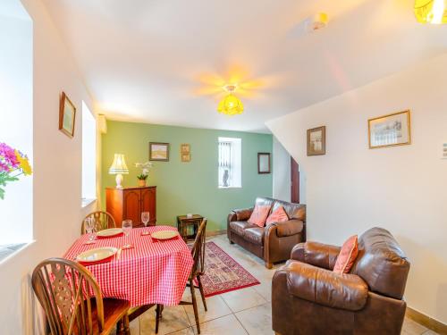 ein Wohnzimmer mit Tisch und Stühlen in der Unterkunft The Cottage - Uk43952 in Boosbeck