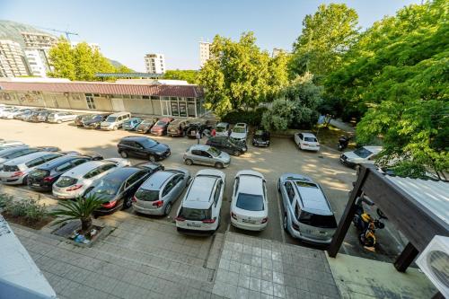 Un tas de voitures garées dans un parking dans l'établissement Alpha Centrum, à Bar