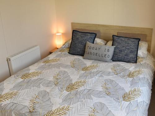 En eller flere senge i et værelse på Summer Breeze - Uk37642