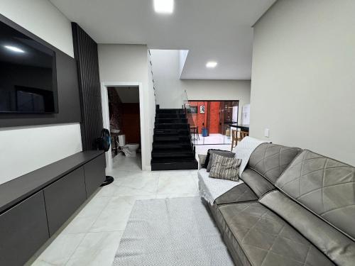 Een zitgedeelte bij Casa Nova - Moderna | 700m praia | 8 min parque