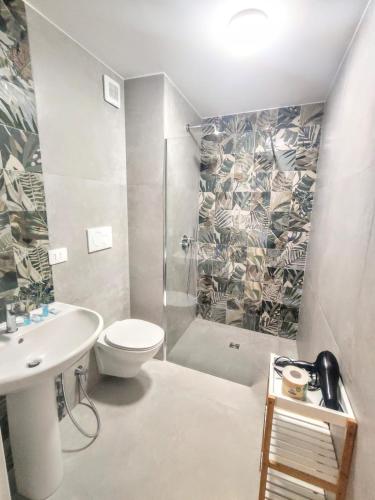 a bathroom with a toilet and a shower and a sink at Noah&Chris Apartments in Bitritto