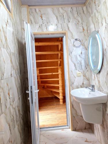 un bagno con un water e un lavandino di Makho's Cottage in Kobuleti a Kobuleti