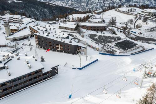 an aerial view of a ski resort in the snow at Bilocale sulle piste da sci in Pila
