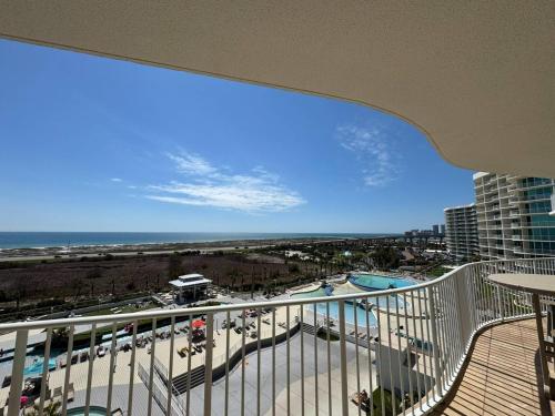 une vue sur la plage depuis le balcon d'un complexe hôtelier dans l'établissement Caribe The Resort #D714, à Orange Beach