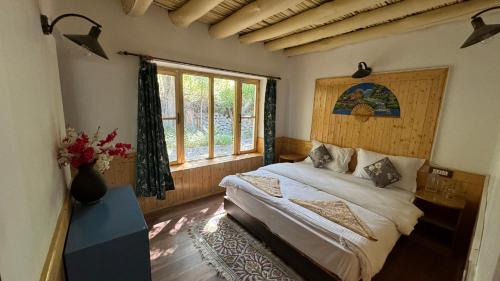 列城The Kesar Guest House Sumoor的带床和窗户的卧室