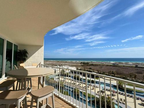un balcon avec une table et des chaises et la plage dans l'établissement Caribe The Resort #D714, à Orange Beach