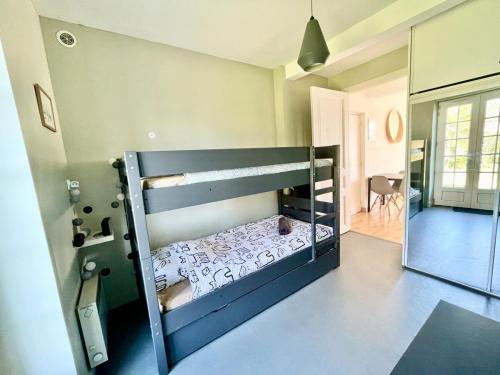 une chambre avec un lit superposé dans une pièce dans l'établissement T2 de Charme dans Villa Typique, Proche de la Mer, à Dinard