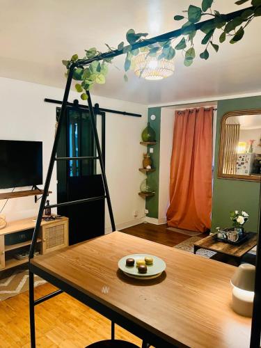 - un salon avec une table et une étagère dans l'établissement Le Cocon Bellifontain - Appartement Confort - Proche Centre Ville, à Fontainebleau