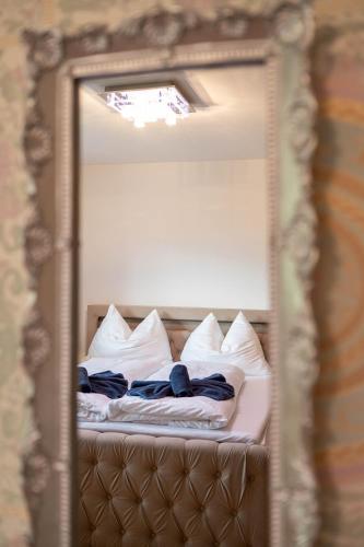 a reflection of a bed in a mirror at Das Kirchschlager in Ledenitzen