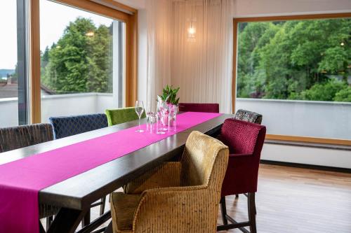 a dining room with a table with wine glasses on it at Das Kirchschlager in Ledenitzen