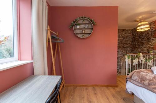 Katil atau katil-katil dalam bilik di 1 Bed House- Free Parking- New Cross Hospital By Lush Properties
