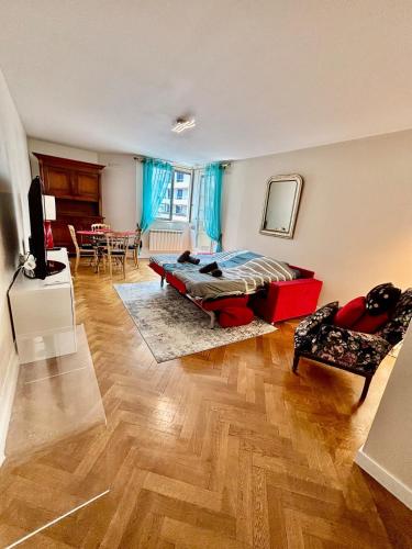 un salon avec un lit et une salle à manger dans l'établissement 2 chambres, garage voiture, résidence calme, à Villeurbanne