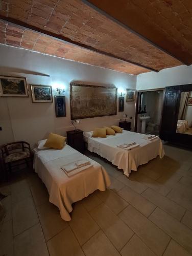 a room with two beds in a room at La Crota B&B in Asti