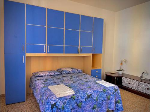 a bedroom with blue cabinets and a bed at Florentine Castle Apartment in Castelfiorentino