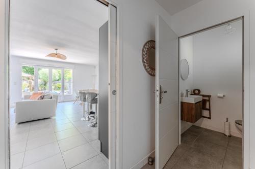 un couloir avec une porte menant à un salon dans l'établissement Pretty house with pool and large terrace - Bassin d'Arcachon, à Arès