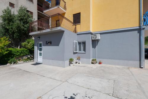 Apartments with parking spaces Split - 24631