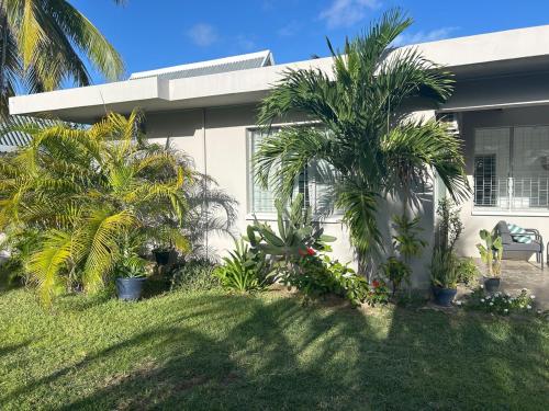 Κήπος έξω από το Beachfront Escape in Authentic Mauritian Paradise
