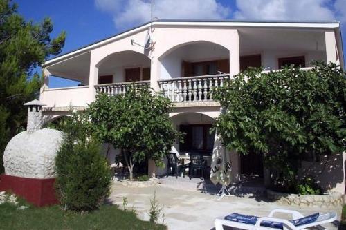 Apartments with parking spaces Vir - Lozice, Vir - 21047