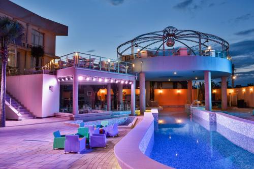 レスコヴァツにあるHotel Bella Nellaのリゾート(プール、椅子付)
