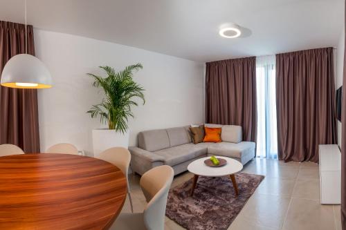 Seaside luxury villa with a swimming pool Okrug Gornji, Ciovo - 24340