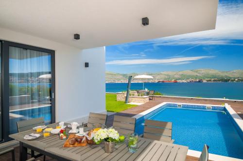 Seaside luxury villa with a swimming pool Okrug Gornji, Ciovo - 24340