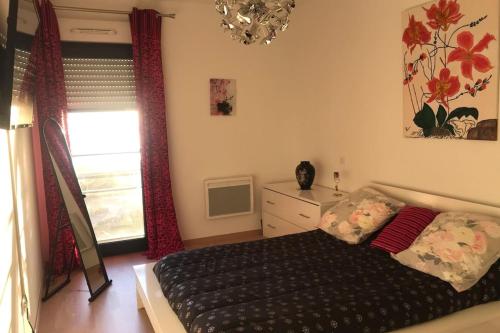 une chambre avec un lit et une fenêtre dans l'établissement Linda - Spacious 1Br Modern Terrace - by TGB, à Ajaccio