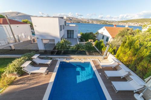 Seaside luxury villa with a swimming pool Cove Duga, Ciovo - 24268