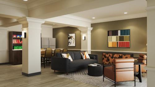 アイダホフォールズにあるGarner Hotel Idaho Falls Southwest by IHGのソファのあるリビングルームとダイニングルーム