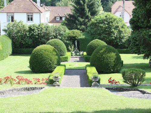 Ein Garten an der Unterkunft Romantik-Ferienhaus "Villa Alfredshöhe"