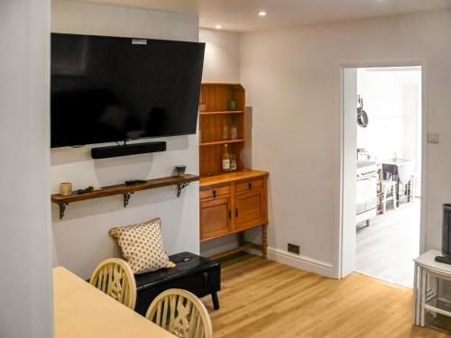 TV a/nebo společenská místnost v ubytování Longford Cottage