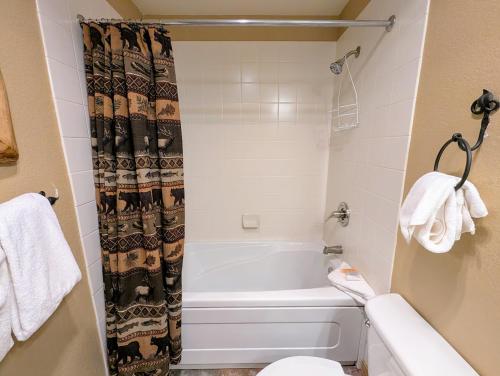 Bilik mandi di Tenderfoot Lodge 2613 by SummitCove Lodging