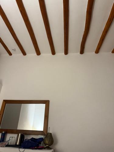 un miroir sur un mur à côté d'une chambre dans l'établissement Roses 1, à Paris