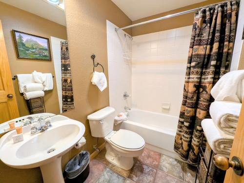 Bilik mandi di Tenderfoot Lodge 2613 by SummitCove Lodging