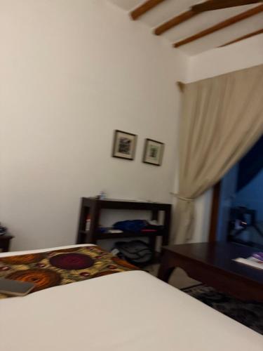 - une chambre avec un lit blanc, une table et un sidx dans l'établissement Roses 1, à Paris