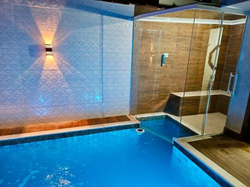Ένα μπάνιο στο Casa em Boiçucanga com 2 suítes, piscina e sauna integrada