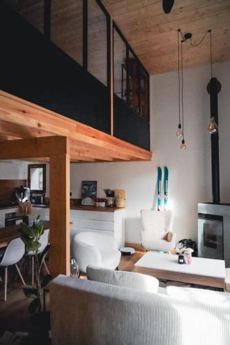 un salon avec un canapé et un escalier dans l'établissement Appartement Confort 2 Chambres Proche Télécabines Serre Chevalier, à Saint-Chaffrey