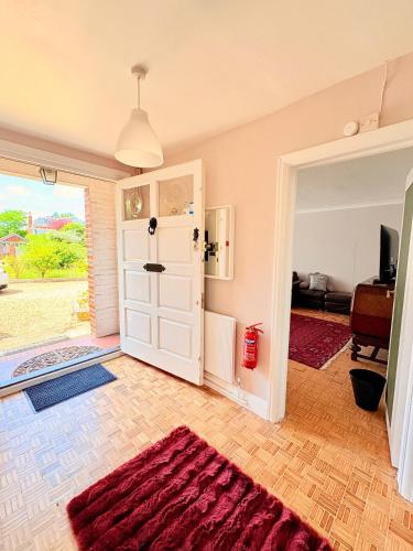 Η κουζίνα ή μικρή κουζίνα στο 6-Beds, Private Road, Beautiful Garden