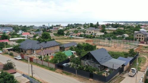 een luchtfoto van een stad met huizen bij Чолпон-Ата! 700 м от берега! in Cholpon-Ata