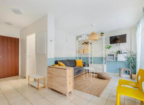 a living room with a couch and a table at Tout à pied plage et centre studio cosy Arcachon in Arcachon