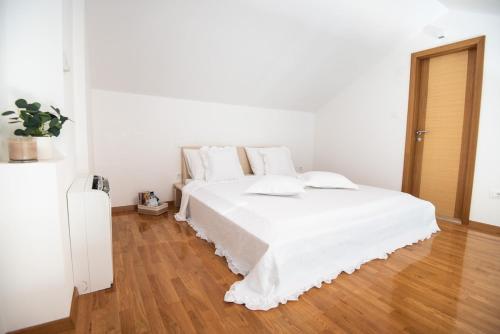 Sunny apartment - by the sea