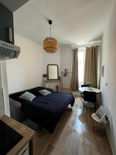 une chambre avec un lit et une table dedans dans l'établissement Joli Studio sur le Port, à Cannes