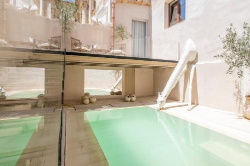 basen w budynku z domem w obiekcie La Dépendance Hotel w mieście Noto