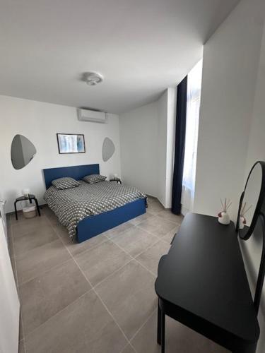 une chambre avec un lit et un bureau dans l'établissement Nîmes Downtown Apartment, à Nîmes