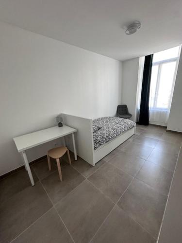 - une chambre avec un bureau, un lit et une table dans l'établissement Nîmes Downtown Apartment, à Nîmes