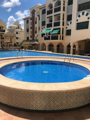 Apartamento con piscinas