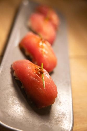 a metal tray with three small tomatoes on it at Solana Mar y Selva Boutique in Bahía Solano
