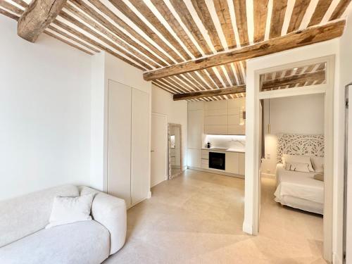 un salon avec un canapé et un lit dans l'établissement Luxe et Charme sur les Remparts du Vieil Antibes, à Antibes
