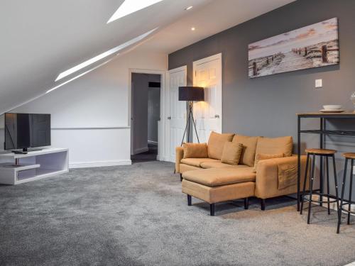 a living room with a couch and a tv at Apartment 6 - Uk48914 in Huddersfield